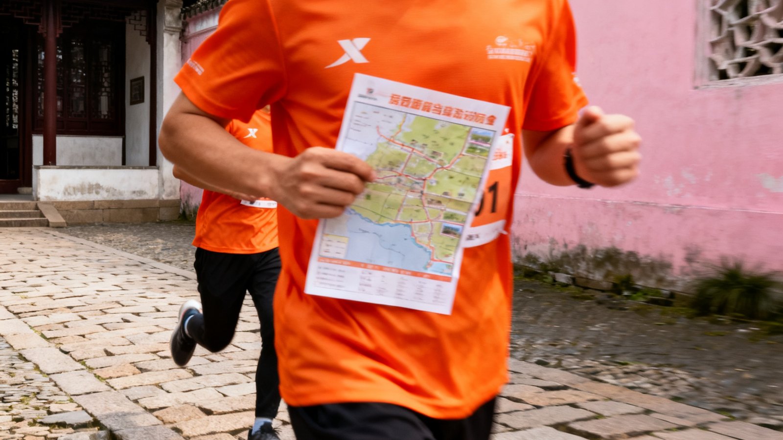 苏州古城定向赛参赛者在拙政园附近的青石板街道上奔跑，手持打卡地图，身穿橙色赛事T恤，背景可见粉墙黛瓦的江南建筑。